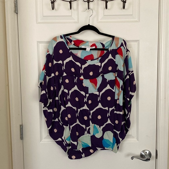 Diane Von Furstenberg 95% Silk Floral Blouse Top Women’s Size Small Short Sleeve